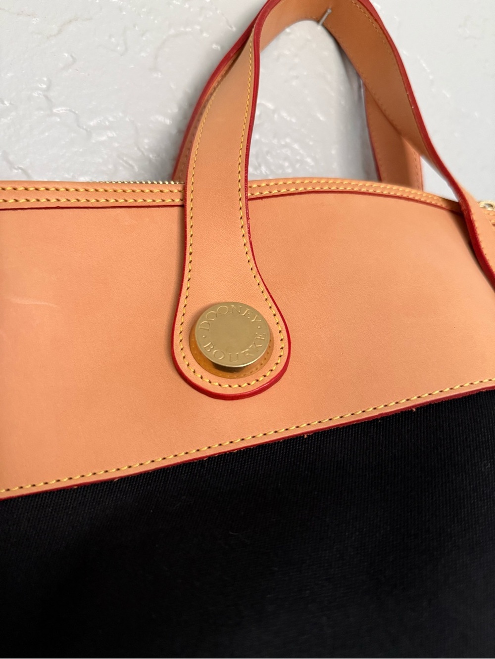 Like New Dooney and Bourke Classic Black and Tan Leather Women's Weekend Bag - Picture 4 of 12